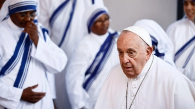 „Aber das Hauptkriterium kann nicht der Erhalt des eigenen Wohlstandes sein, sondern vielmehr die Wahrung der Menschenwürde“: Papst Franziskus in Marseille. (Foto: Yara Nardi/Reuters Pool/ AP/dpa)
