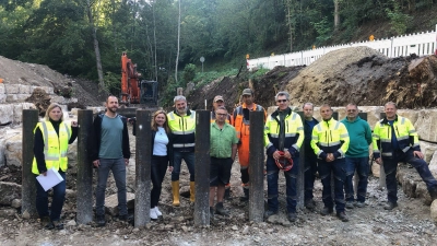 Bürgermeisterin Margarita Kerschbaum (Dritte von links) mit Mitarbeitenden des Wasserwirtschaftsamtes Ansbach, des Bauhofs und einem beauftragten Baggerfahrer inmitten des Wildholzrechens. (Foto: Anna Beigel)