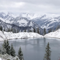 Oberhalb 1.500 Metern ist in den bayerischen Alpen gebietsweise Neuschnee möglich. (Foto: Jan Eifert/dpa)