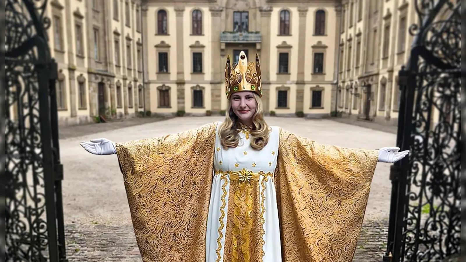 Christkind Fabienne lädt zum ersten Adventswochenende auf den Weihnachtsmarkt ein. (Foto: Stadt Schillingsfürst)
