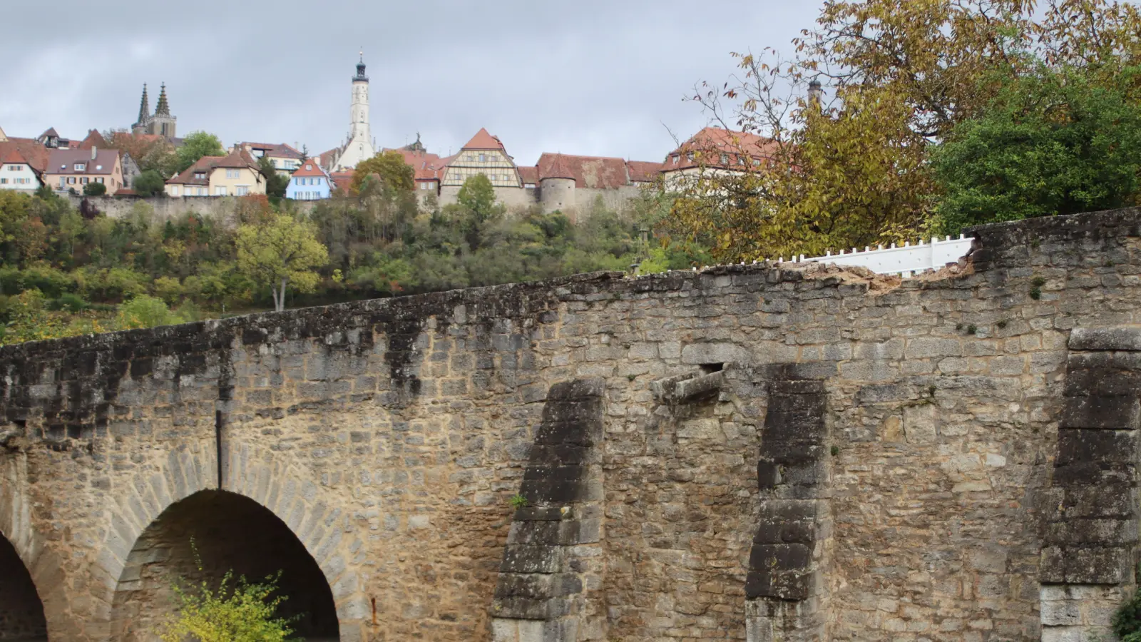 Mehrere Tausend Euro Schaden hat ein Lastwagen beim Abbiegen an der Doppelbrücke in Rothenburg angerichtet. (Foto: Pauline Held)