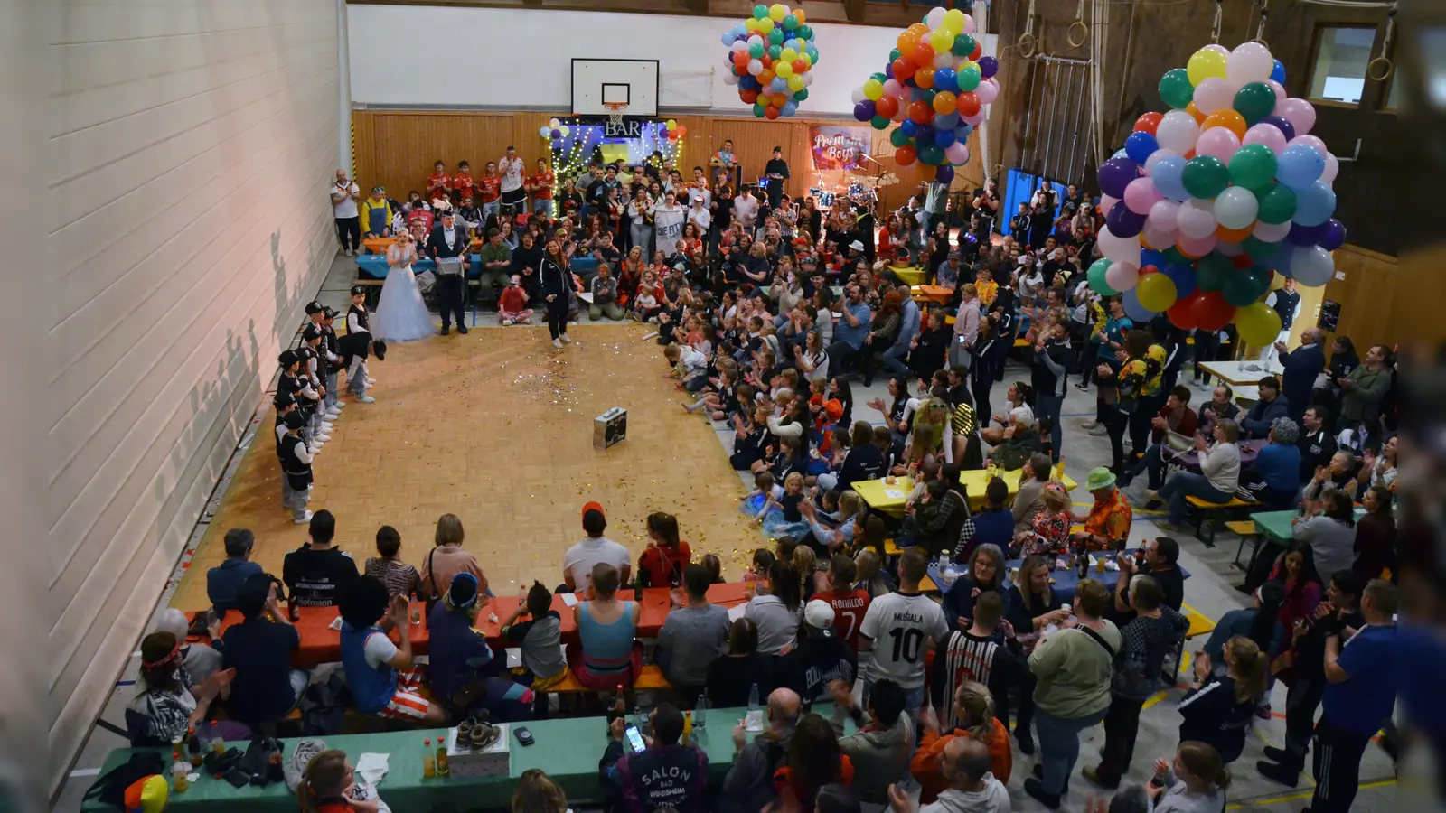 Volles Haus beim TSV Fasching: Über 200 Besucherinnen und Besucher feierten die Garden. (Foto: Yvonne Neckermann)