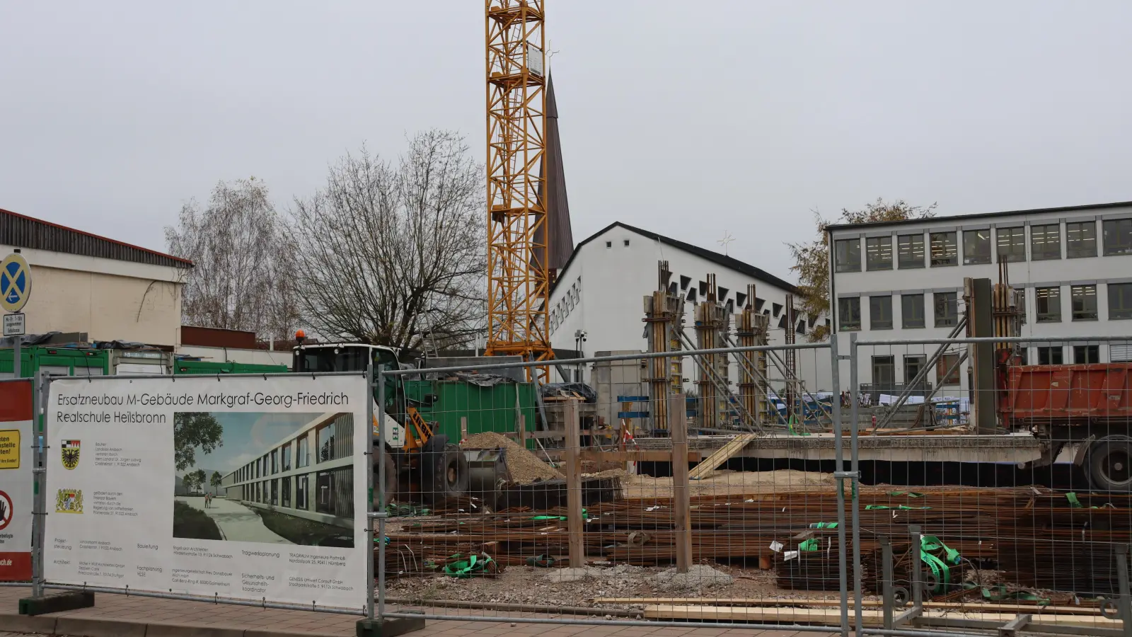 Auf der Baustelle für das neue M-Gebäude der Markgraf-Georg-Friedrich-Realschule Heilsbronn zeichnen sich bereits erste Konturen des Hauses ab. (Foto: Thomas Schaller)