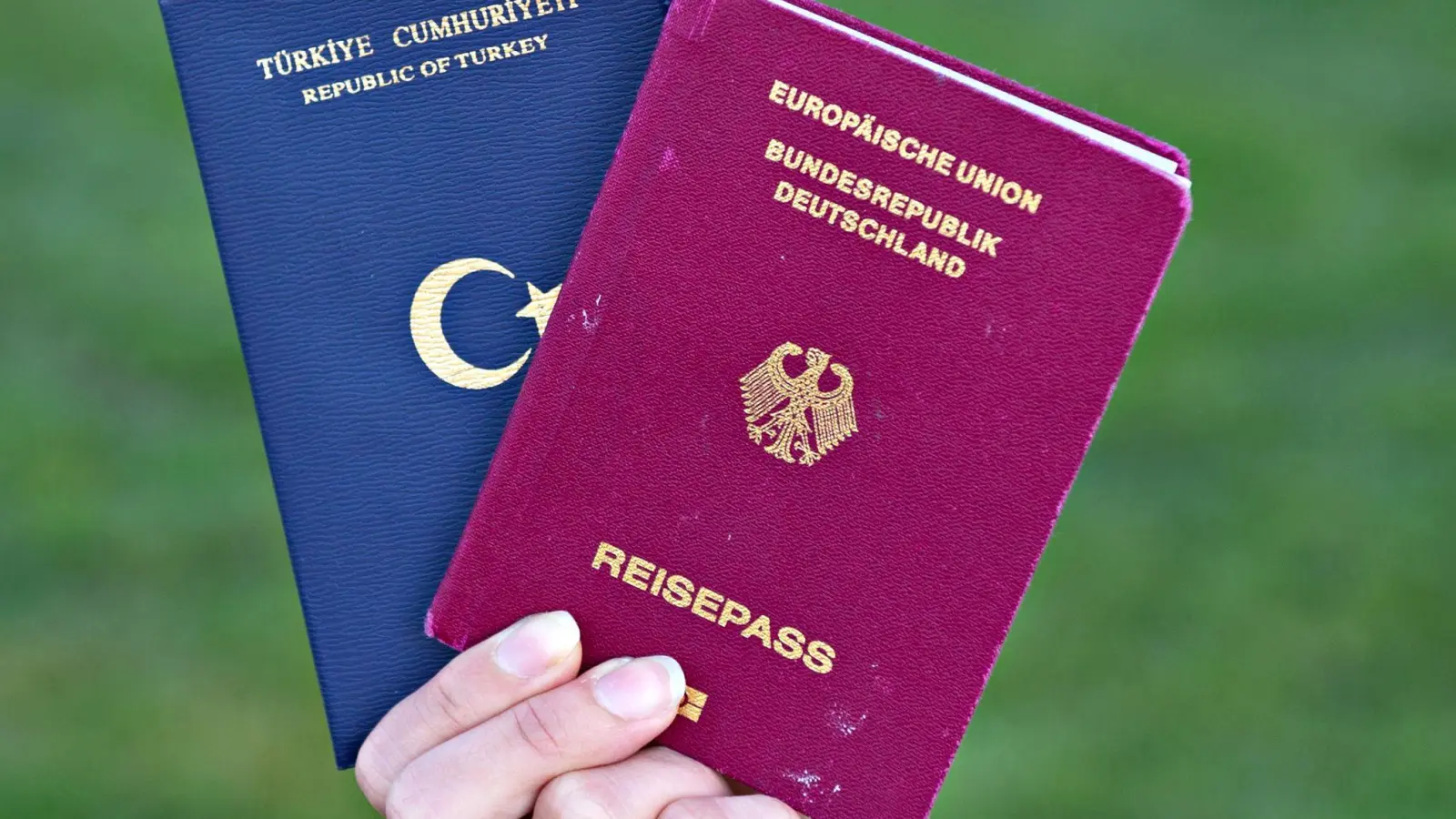 Sollen Doppelstaatler in der Kriminalstatistik eigens gezählt werden? (Archivbild) (Foto: Daniel Bockwoldt/dpa)