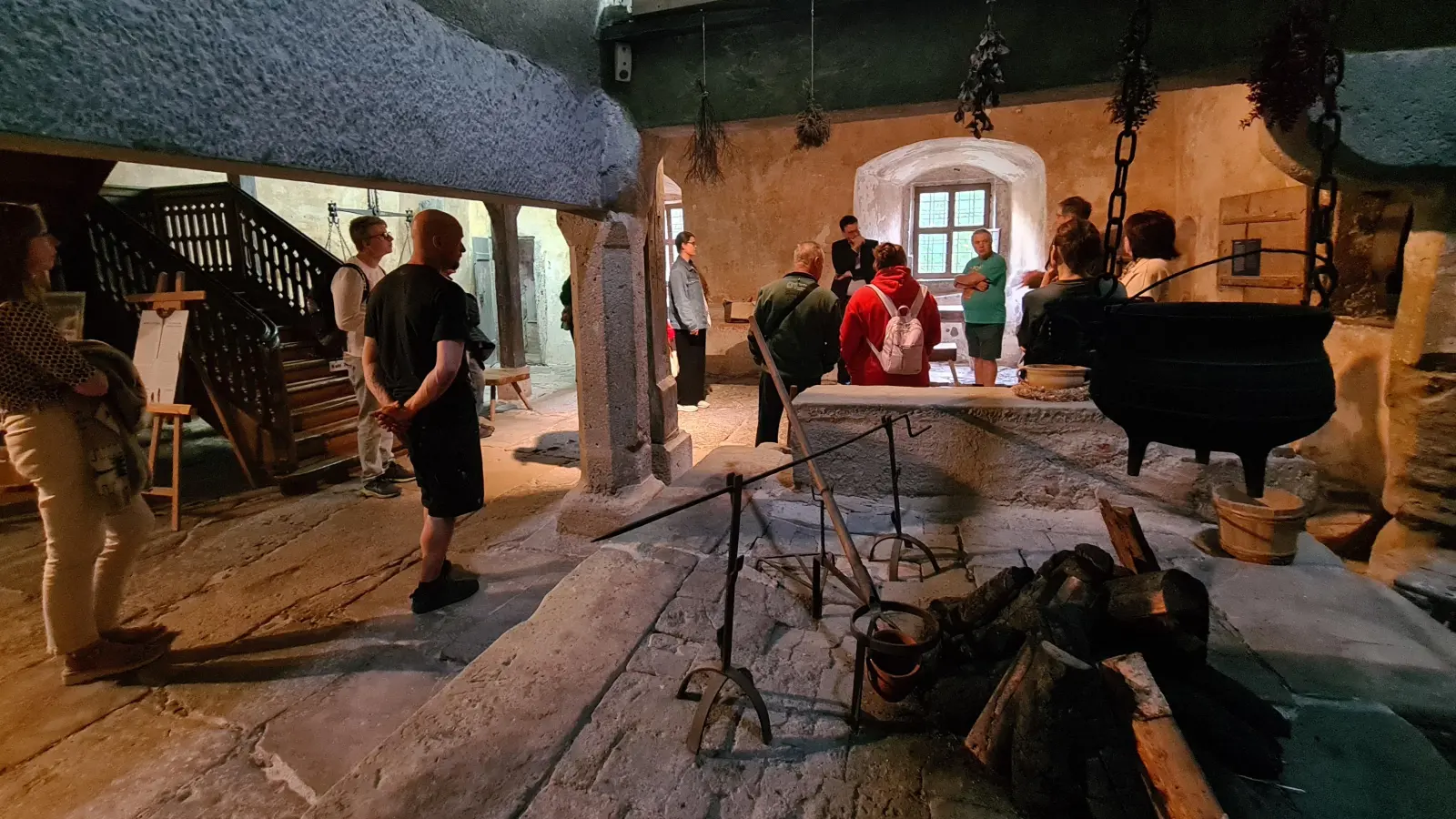 Wie vor 500 Jahren gelebt wurde, lässt sich im RothenburgMuseum noch gut nachvollziehen. Das Gebäude war damals ein Frauenkloster gewesen. Das Foto entstand bei der Führung zur Eröffnung des Bauernkriegs-Themenwegs. (Archivbild: Margit Schwandt)