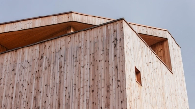 Komplett aus Holz gebaut: Das „Haus der Berge“ informiert über die Geschichte der Region und das Unesco-Weltnaturerbe, zu denen die Sextner Dolomiten zählen. (Foto: Arno Dejaco/freiundzeit/dpa-tmn)