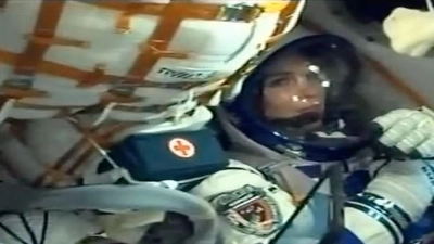 Oleg Nowizki und Marina Wassilewskaja - hier noch im Raumschiff - sind beide wieder auf der Erde zurück. (Foto: Uncredited/AP/dpa)