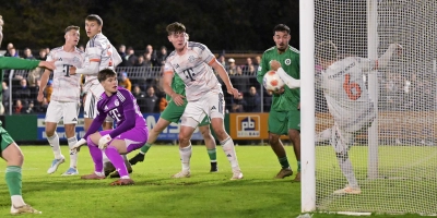 So nah am zweiten Tor war die SpVgg Ansbach (in Grün) nicht nur in dieser Szene. Hier klärt Bayern Münchens Benno Schmitz auf der Torlinie. (Foto: Martin Rügner)