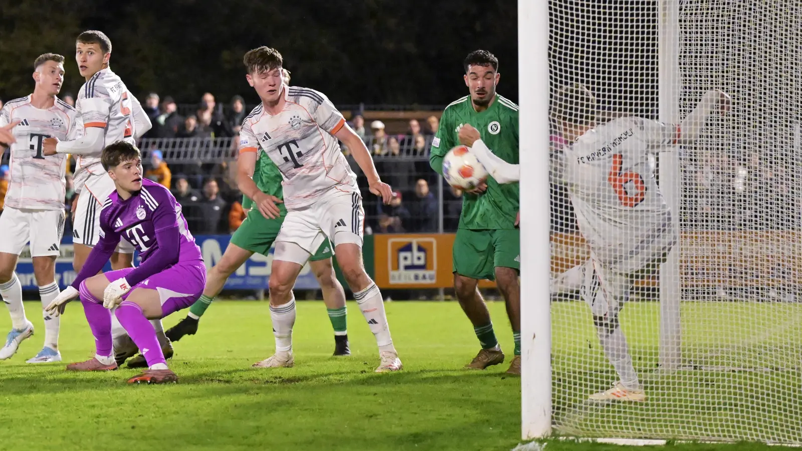 So nah am zweiten Tor war die SpVgg Ansbach (in Grün) nicht nur in dieser Szene. Hier klärt Bayern Münchens Benno Schmitz auf der Torlinie. (Foto: Martin Rügner)