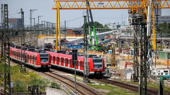 Züge der S-Bahn München fahren an der Baustelle entlang. (Foto: Matthias Balk/dpa/Archivbild)