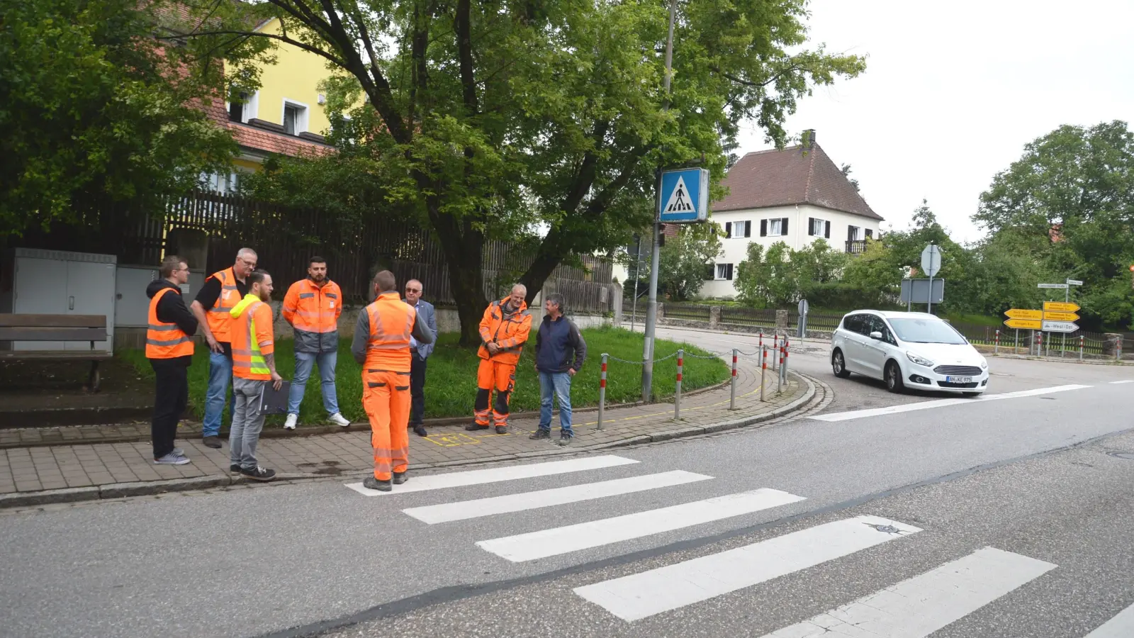 Vertreter der Tiefbaufirma, des Staatlichen Bauamts, des städtischen Bauhofs und der Firma für Straßenverkehrstechnik besprachen mit dem amtierendem Bürgermeister Klaus Schülein (Dritter von rechts) am gestrigen Vormittag die Bauarbeiten am Fußgängerübergang in der Ansbacher Straße. (Foto: Peter Tippl)