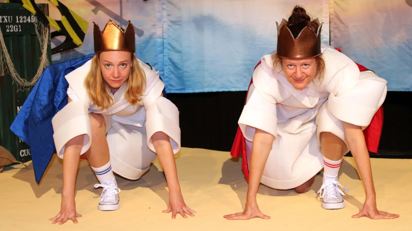 Eva Paulina Loska (links) und Maike Frank in „Ein König zu viel“ von Gertrud Pigor. (Foto: Landeshtheater/Felix Mohr)