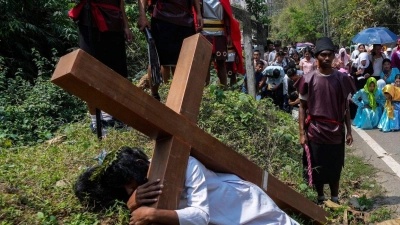 Indische Christen stellen die Kreuzigung Jesu Christi anlässlich des Karfreitags in Guwahati nach. (Foto: Anupam Nath/AP)