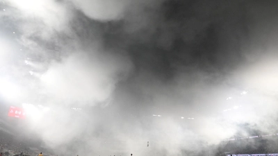 Pyrotechnik sorgte in Köln für eine zehnminütige Unterbrechung. (Foto: Federico Gambarini/dpa)