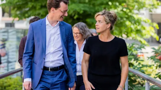 Ministerpräsident Hendrik Wüst und Grünen-Spitzenkandidatin Mona Neubaur regieren womöglich bald miteinander. (Foto: Rolf Vennenbernd/dpa)