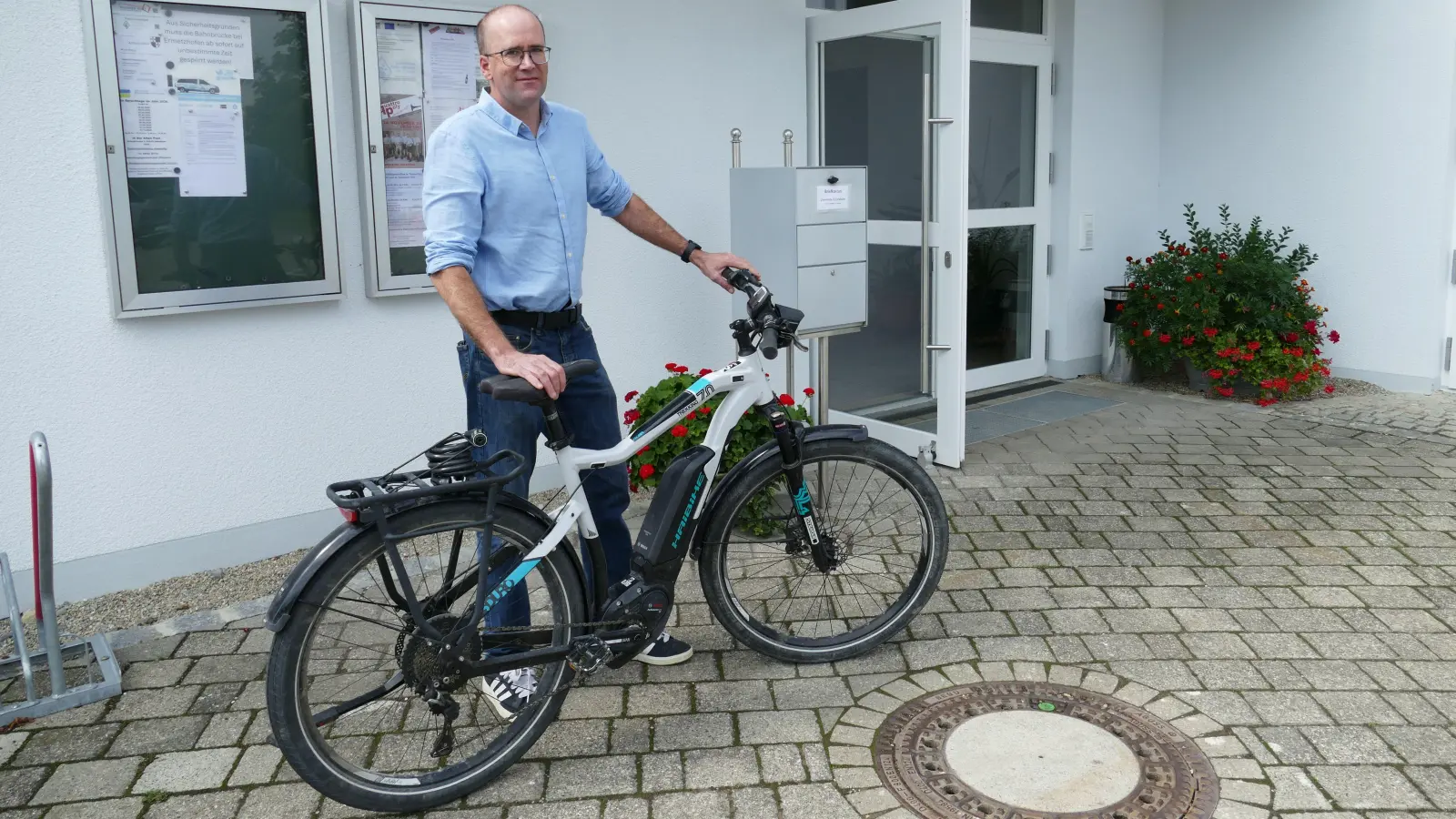 Immer sportlich unterwegs, Jörg Rabenstein, der neue Bürgermeister von Ergersheim vor dem Rathaus der Gemeinde. (Foto: Sylvia Fehlinger)