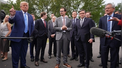 US-Präsident Donald Trump sagt, dass die KI-Unternehmen sich gegenseitig kontrollieren würden.  (Foto: Alex Brandon/AP/dpa)