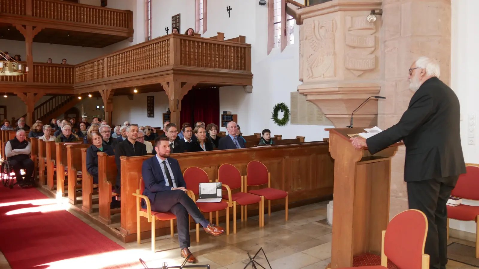 Ruhestandspfarrer Günter Niekel hielt in Merkendorf einen emotionalen Vortrag in jener Kirche, die vor 80 Jahren ein Raub der Flammen wurde. (Foto: Daniel Ammon)