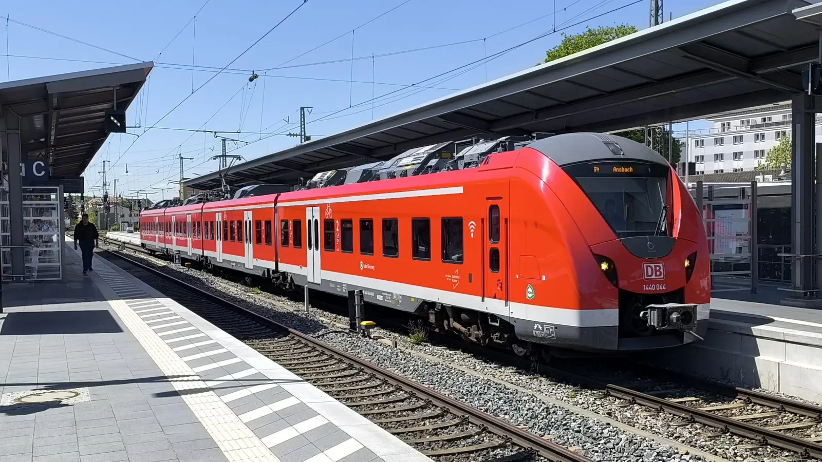 Die S-Bahn, hier am Bahnhof in Ansbach, ist das Rückgrat des öffentlichen Nahverkehrs in Westmittelfranken. Beim geplanten Ausbau des Netzes sollten auch batterieelektrischen Züge zum Einsatz kommen, fordert der Verkehrsclub Deutschland.  (Foto: Thomas Schaller)