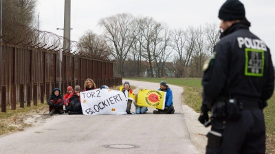 Aktivisten der Initiative „Runterfahren“ demonstrieren vor dem Atomkraftwerk Isar 2. (Foto: Lukas Barth/dpa)