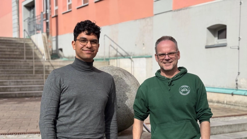 Historiker aus verschiedenen Generationen: David Fuchs (23) hat sein Geschichtsstudium bald beendet, während Dr. Frank Fätkenheuer (57) seit mehreren Jahrzehnten Geschichte unterrichtet. (Foto: Lara Hausleitner)