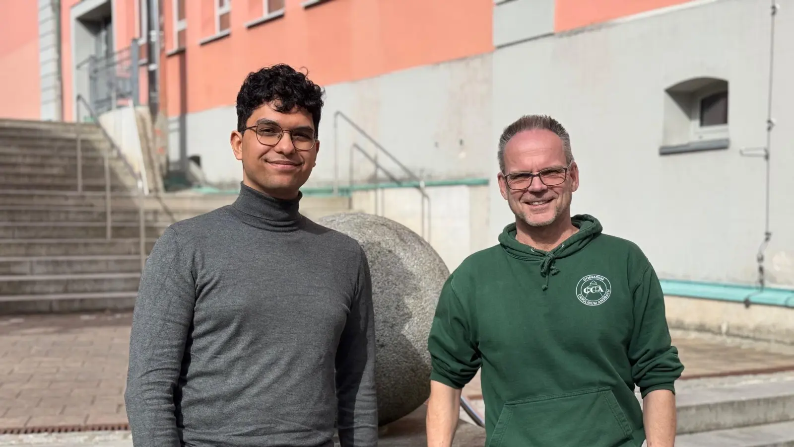 Historiker aus verschiedenen Generationen: David Fuchs (23) hat sein Geschichtsstudium bald beendet, während Dr. Frank Fätkenheuer (57) seit mehreren Jahrzehnten Geschichte unterrichtet. (Foto: Lara Hausleitner)