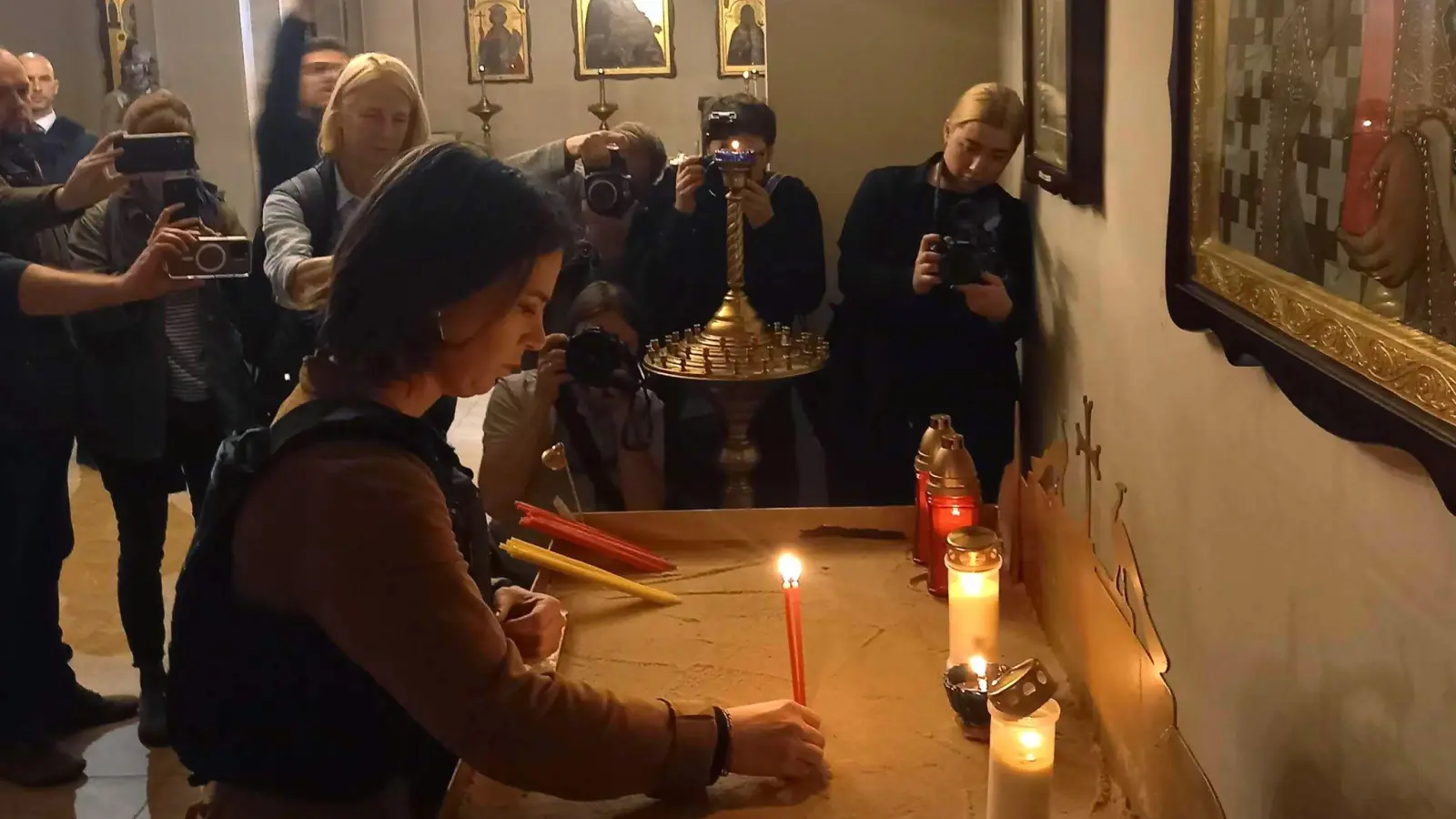 Außenministerin Annalena Baerbock entzündet in einer Kirche in Butscha eine Kerze für die Opfer. (Foto: Andreas Stein/dpa)