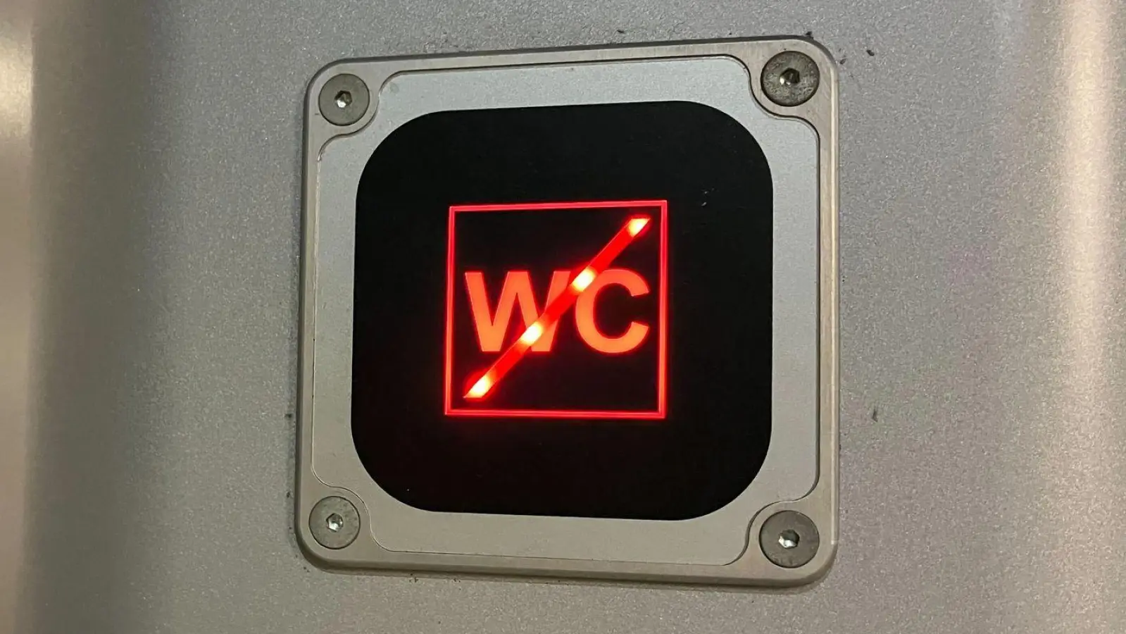 Mehrere Unbekannte beschädigten eine Toilettentür in einem Zug, sodass er laut Polizei außer Betrieb gestellt werden musste. (Symbolbild) (Foto: Marco Krefting/Marco Krefting/dpa)