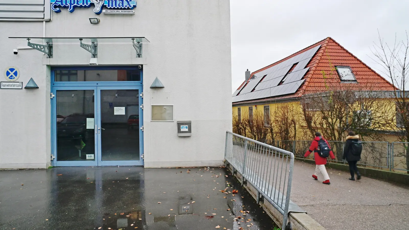 Die Türen der Diskothek Alpenmax in der Draisstraße sind seit März 2020 geschlossen. Wann hier wieder gefeiert werden kann, ist noch offen. Betreiber Feyrüt Zaeteri hofft, dass er dazu bald positive Nachrichten von der Stadt Ansbach bekommt. (Foto: Jim Albright)