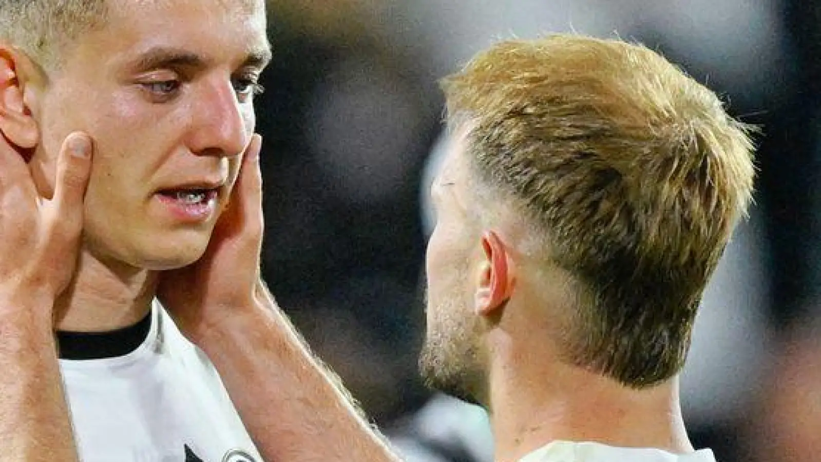 Erst Siegtorschütze, dann Tröster: Scienza muntert Asllani auf. (Foto: Uwe Anspach/dpa)