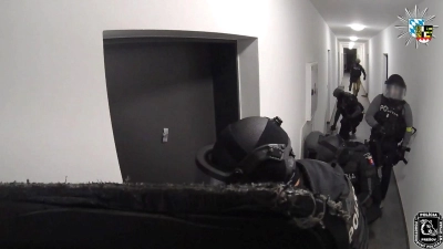 Die slowakische Polizei stürmt ein Appartement - hinter dieser Tür vermuteten sie den Ursprung vieler Schockanrufe. (Handout) (Foto: -/Polizei Oberfranken/dpa)