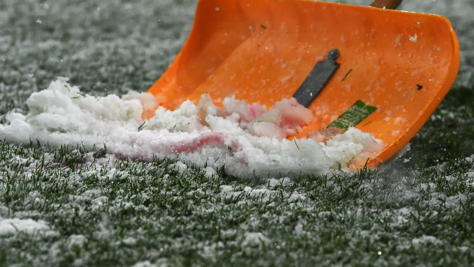 Das Winterwetter könnte auch Einfluss auf die Spiele in der Fußball-Bundesliga haben. (Symbolbild) (Foto: Patrick Seeger/dpa)