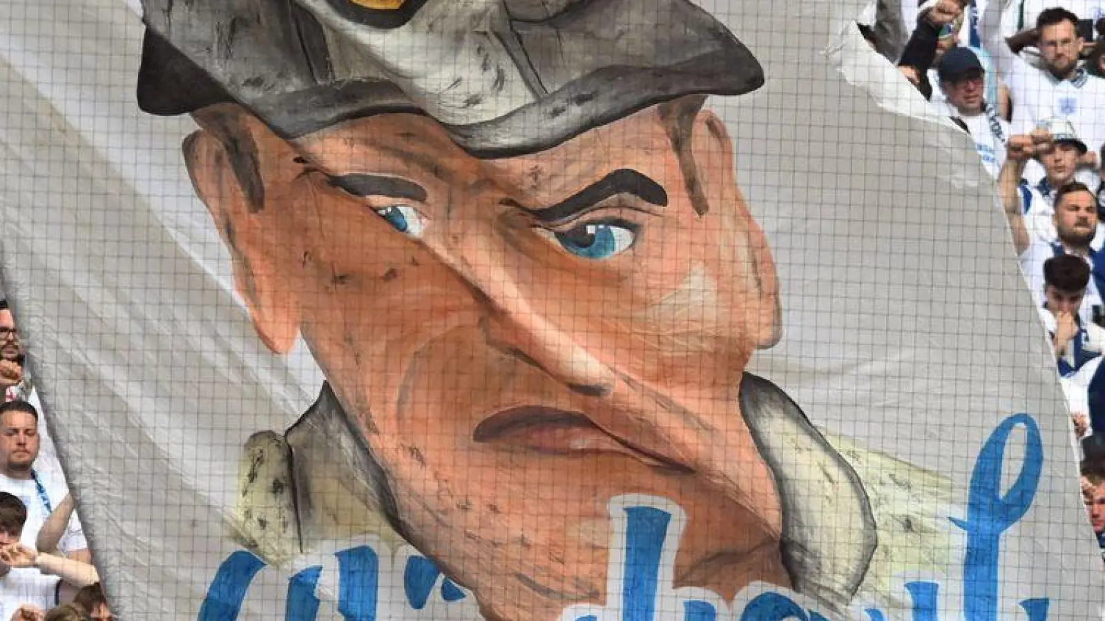 Die Schalker Fans fiebern dem Bundesligastart entgegen. (Archivbild) (Foto: Bernd Thissen/dpa)