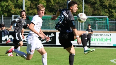 Patrick Kroiß (in Schwarz) bereitete das erste Ansbacher Tor vor und wurde beim Strafstoß zum 2:1-Siegtreffer gefoult. (Foto: Amelie Gebhard)
