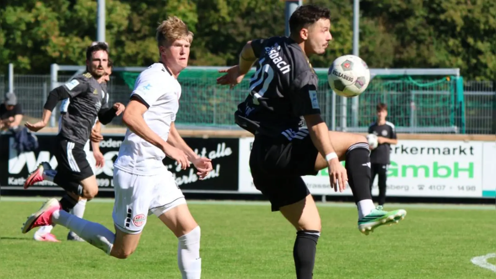 Patrick Kroiß (in Schwarz) bereitete das erste Ansbacher Tor vor und wurde beim Strafstoß zum 2:1-Siegtreffer gefoult. (Foto: Amelie Gebhard)