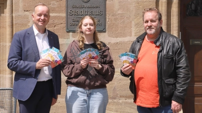 Oberbürgermeister Thomas Deffner (links) und Stadtjugendpfleger Udo Seidel leiten mit Lisa Stadelmann die neue Ferienpass-Aktion der Stadt ab 1. August ein. Lisa Stadelmann ist FSJ-Leistende, bringt sich also derzeit in einem Freiwilligen Sozialen Jahr ein. (Foto: Oliver Herbst)