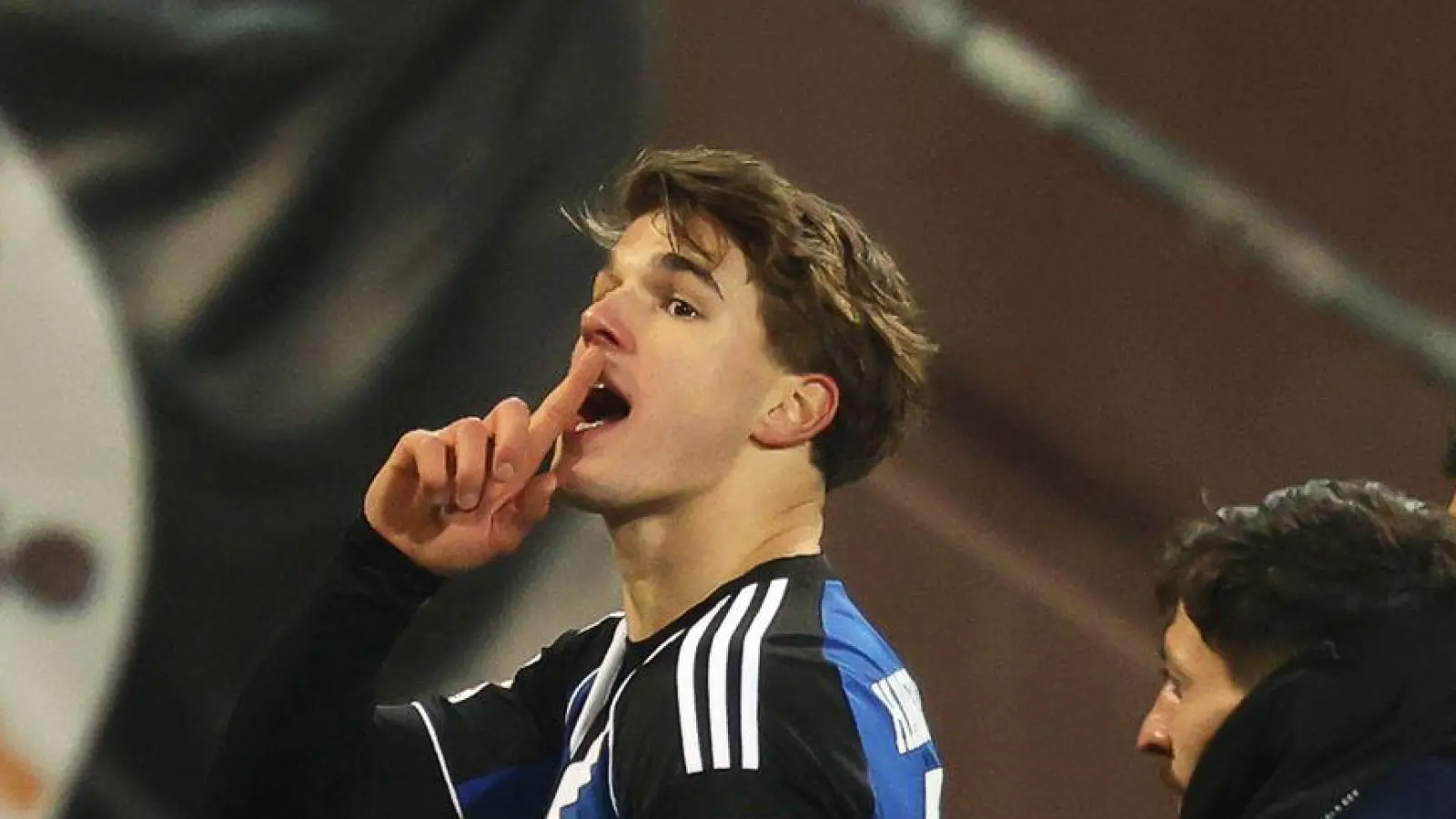 HSV-Abwehrchef Luka Vuskovic war nicht gut auf die Fans des FC St. Pauli zu sprechen. (Foto: Christian Charisius/dpa)