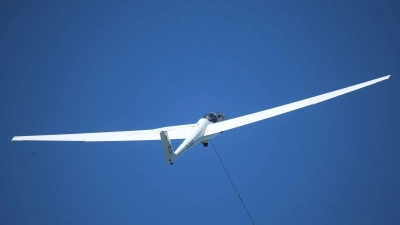 Ein Segelflugzeug wird mit Hilfe einer Seilwinde gestartet. (Foto: David Young/dpa)