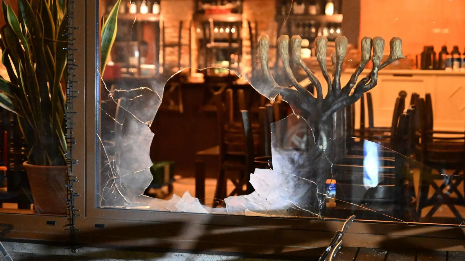 Das Fenster des Lokals wurde beschädigt.  (Foto: Felix Hörhager/dpa)