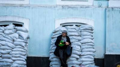 Kiew ist eine Stadt der Gegensätze geworden: Vor mit Sandsäcken geschützten Fenstern verkauft eine Frau Spielzeug. Die Ukraine verteidigt sich nun seit 796 Tagen gegen den russischen Angriffskrieg. (Foto: Francisco Seco/AP/dpa)