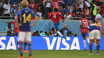 Keysher Fuller (M) hat das 1:0 für Costa Rica erzielt und bejubelt sein Tor. (Foto: Federico Gambarini/dpa)