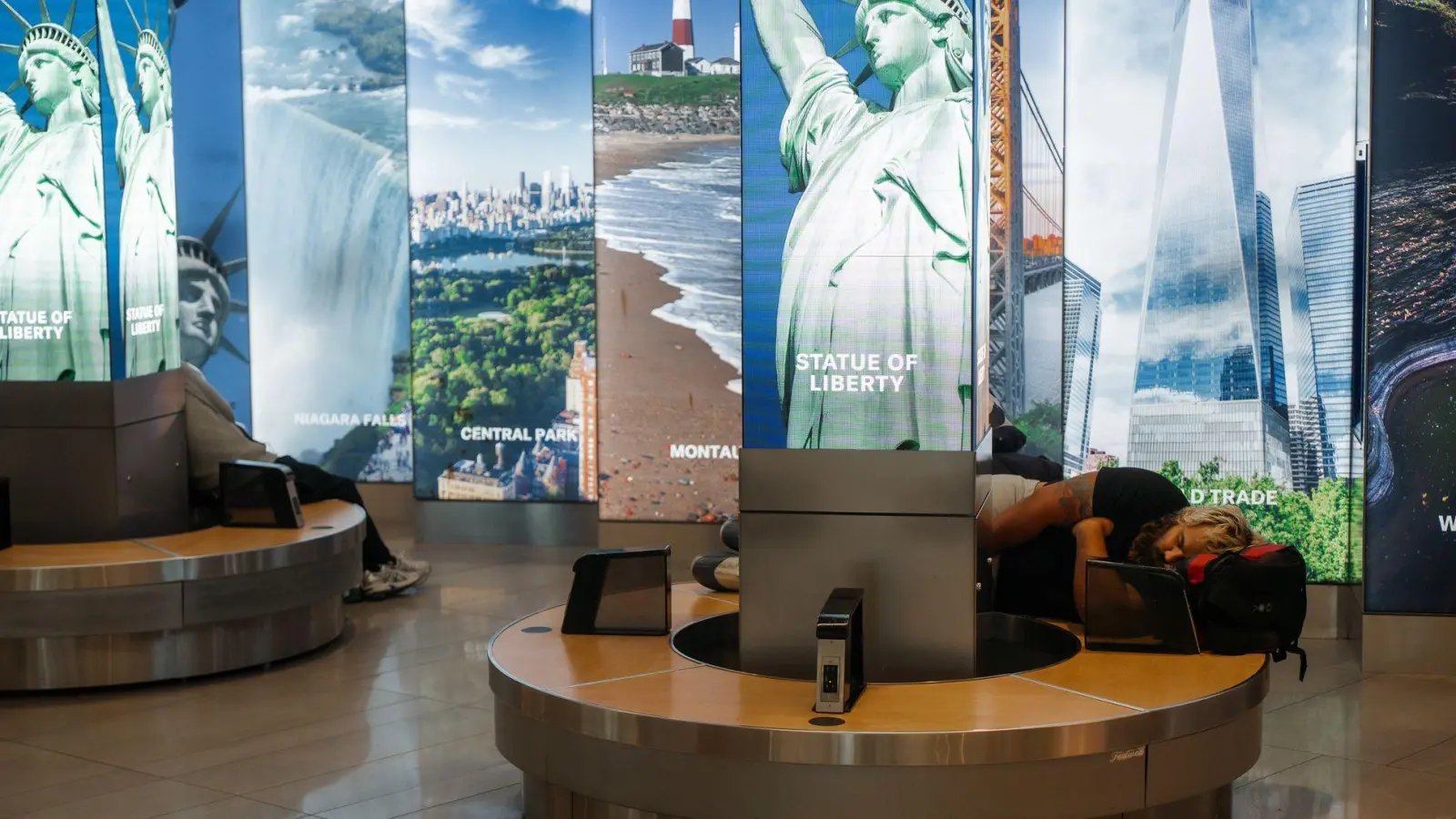 An vielen Flughäfen in den USA müssen Reisende sich auf lange Wartezeiten einstellen - so wie hier am LaGuardia International Airport in New York.  (Foto: Olga Fedorova/FR172242 AP/AP/dpa)