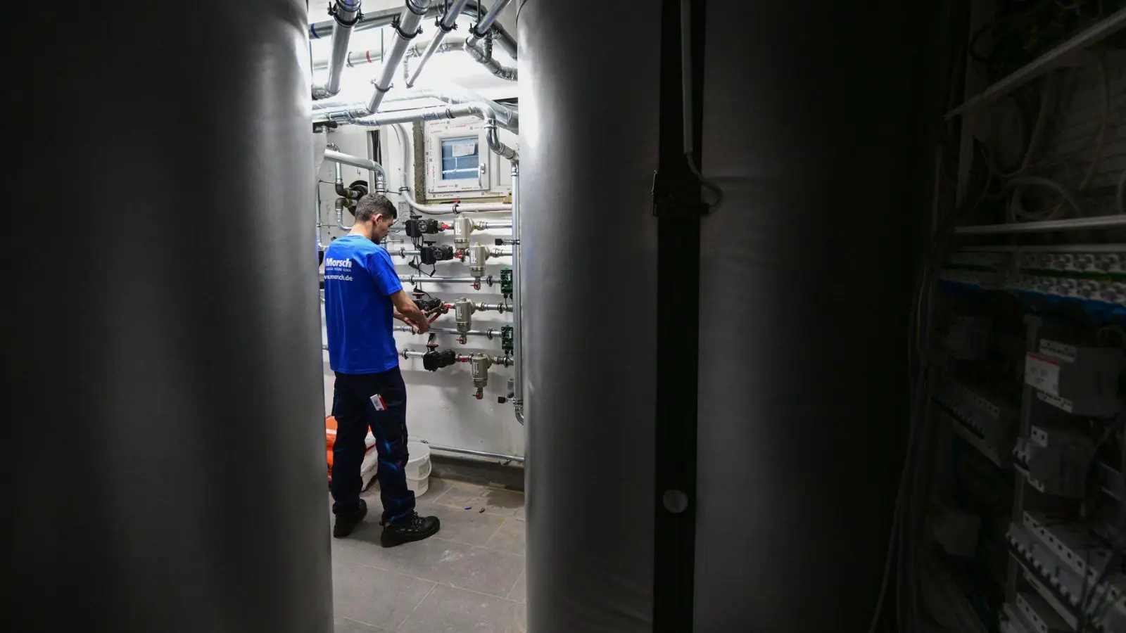 Gesetzliche Prüfpflicht für Mehrfamilienhäuser: Eigentümer von Gebäuden mit sechs oder mehr Wohnungen müssen ihre Heizungsanlagen gemäß GEG überprüfen lassen. (Foto: Bernd Weißbrod/dpa/dpa-tmn)