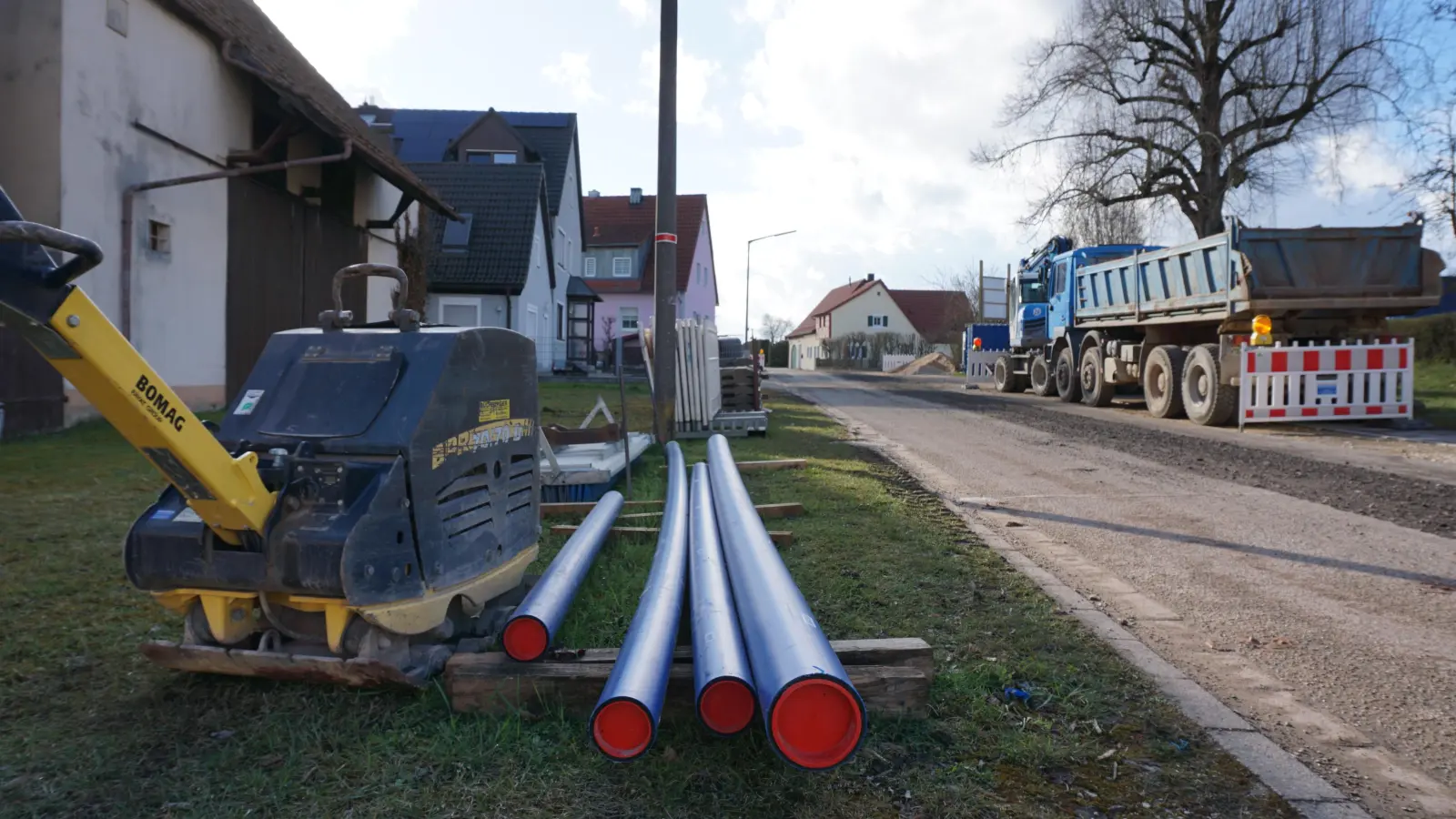 Absperrbaken und Baufahrzeuge werden noch lange das Ortsbild in Neuses dominieren. Die Kanalsanierung dort sowie in der Triesdorfer Straße im Hauptort stellt die größte Investition im Haushalt dar. (Foto: Andrea Walke)