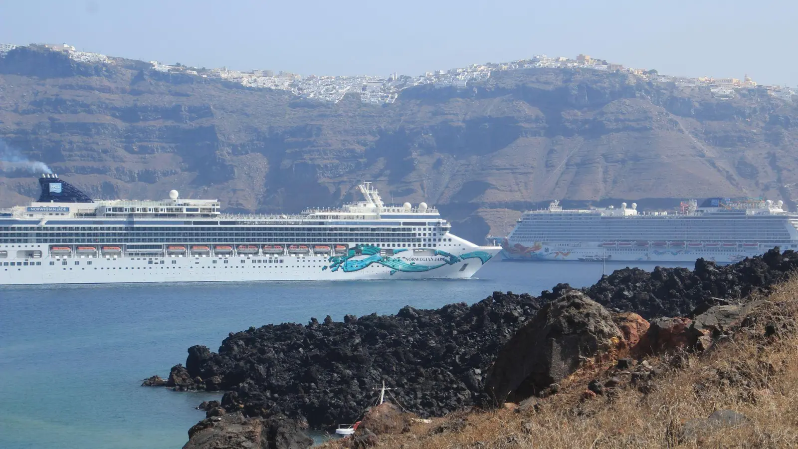 Die griechische Insel Santorini gilt als Kreuzfahrt-Mekka. (Archivfoto)  (Foto: Cindy Riechau/dpa)