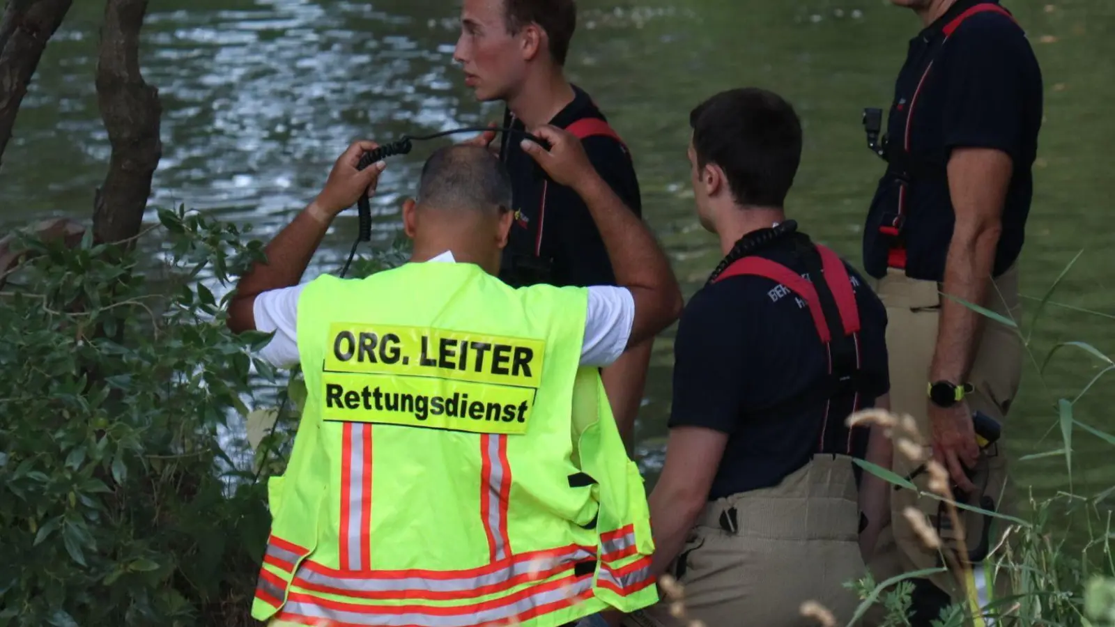Polizei und Einsatzkräfte waren an der Rettungsaktion für den 27-Jährigen im Neckar beteiligt. (Foto: René Priebe/PR-Video /dpa)