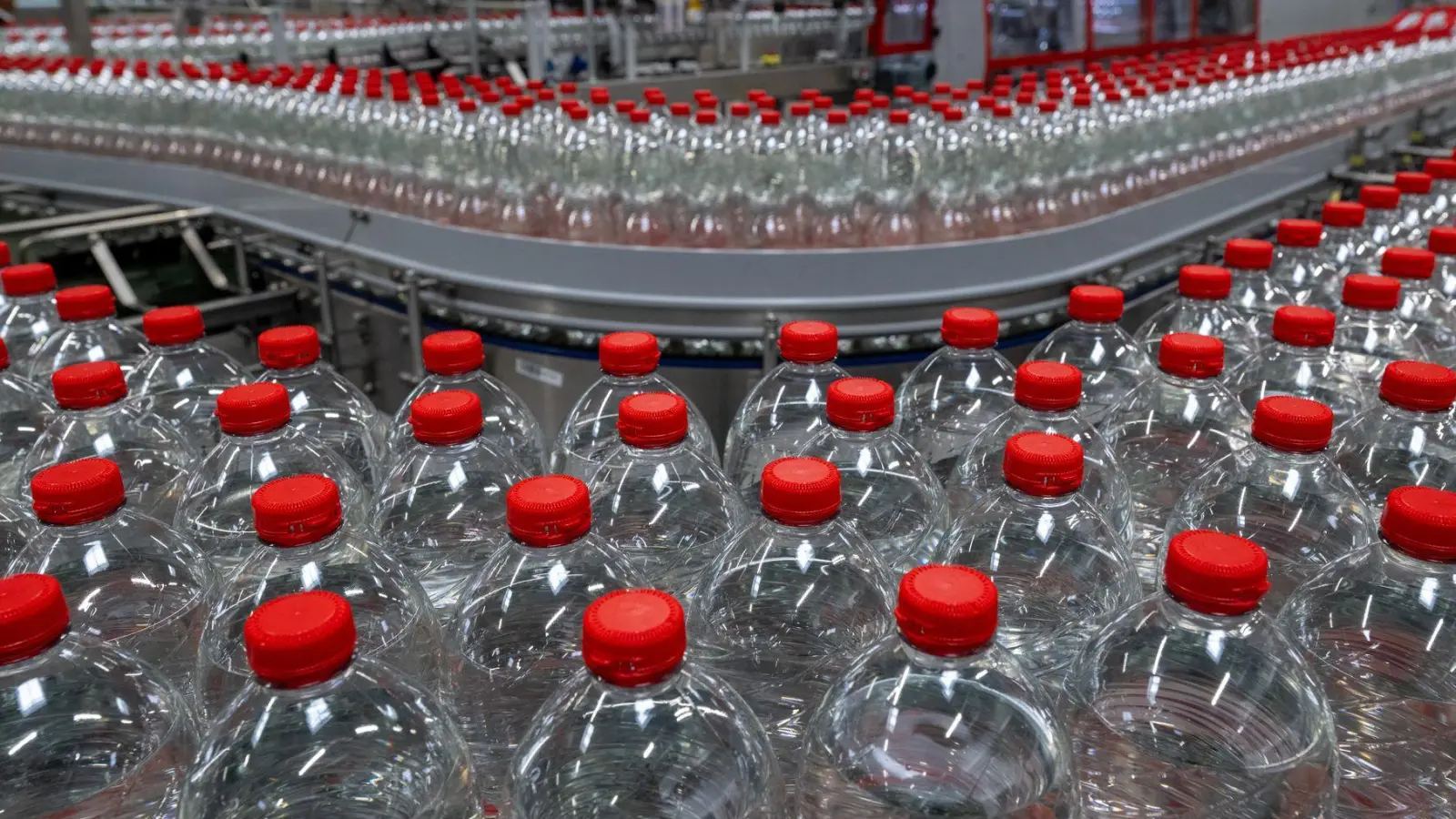 Das Unternehmen Roxane GmbH aus Jessen hat mehrere Mineralwasser wegen Verunreinigung zurückgerufen. (Archivbild) (Foto: Hendrik Schmidt/dpa)