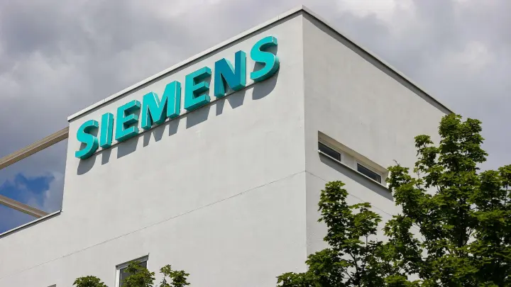Ein Siemens Werk für Niederspannungsschaltanlagen. (Foto: Jan Woitas/dpa/Symbolbild)