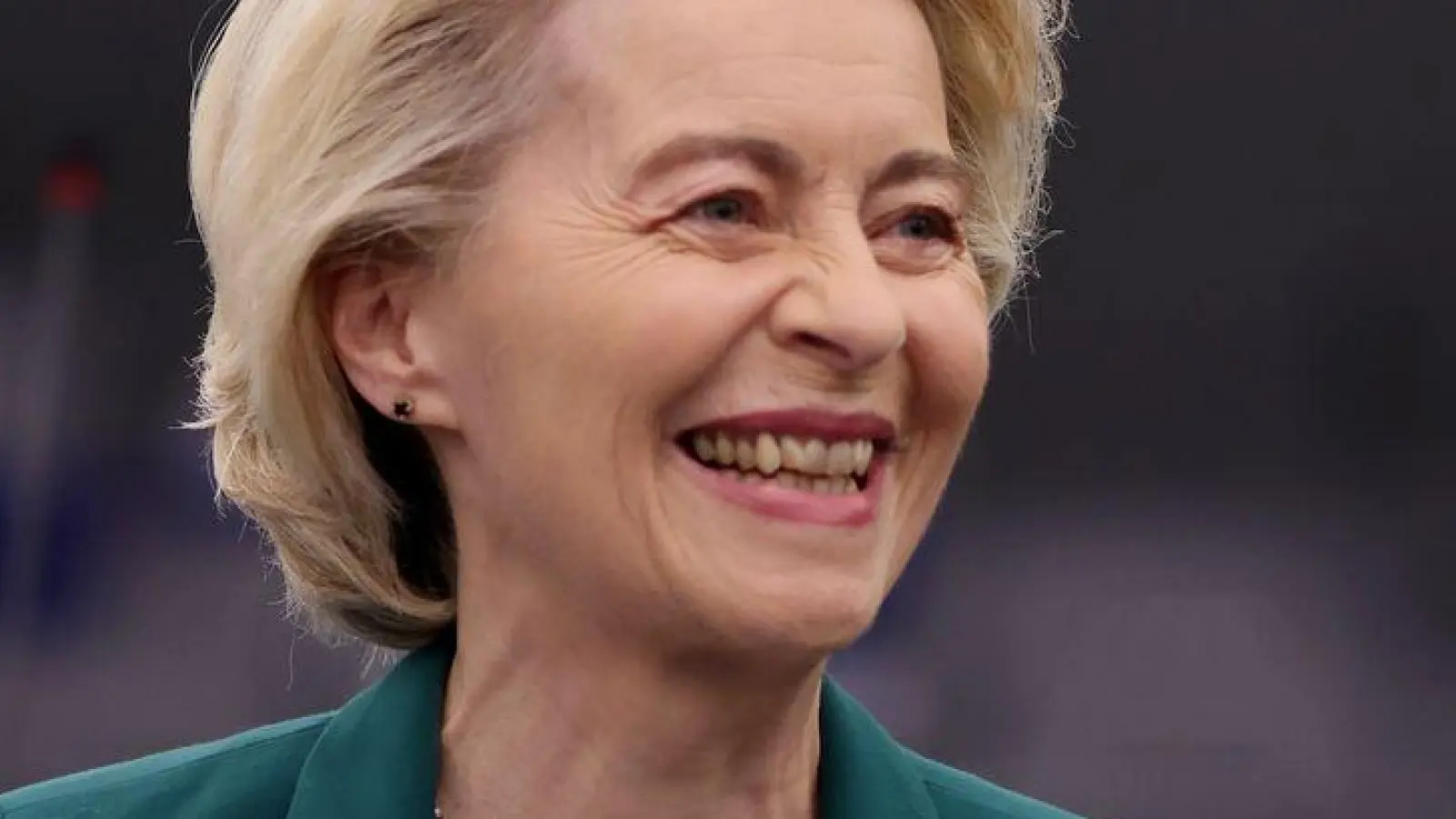 Ursula von der Leyen kann aufatmen: Der von Rechten eingereichte Misstrauensantrag gegen sie ist gescheitert. (Archivbild) (Foto: Philipp von Ditfurth/dpa)