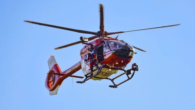 Der verletzte Forstarbeiter wurde ins Krankenhaus geflogen. (Symbolbild) (Foto: Christoph Reichwein/dpa)